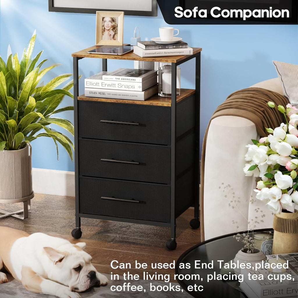 【NS】Bedside Table with Charging Station, Nightstand with 2 Outlets and 2 USB Ports,Sofa Table with 4 Castors Metal Frame and Fabric Drawers, for Bedroom Living Room (3 Drawers)