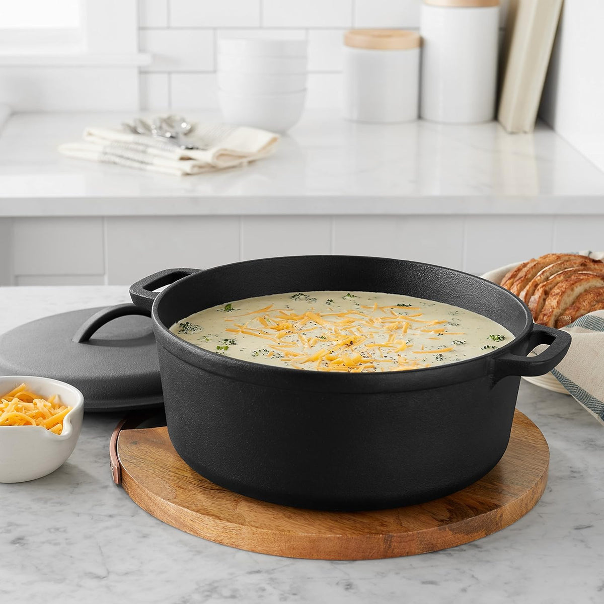 Round Pre-Seasoned Cast Iron Dutch Oven Pot with Lid and Dual Handles Heavy-Duty Oven Safe up to 260 C Large 6.62 L Black for Versatile Cooking