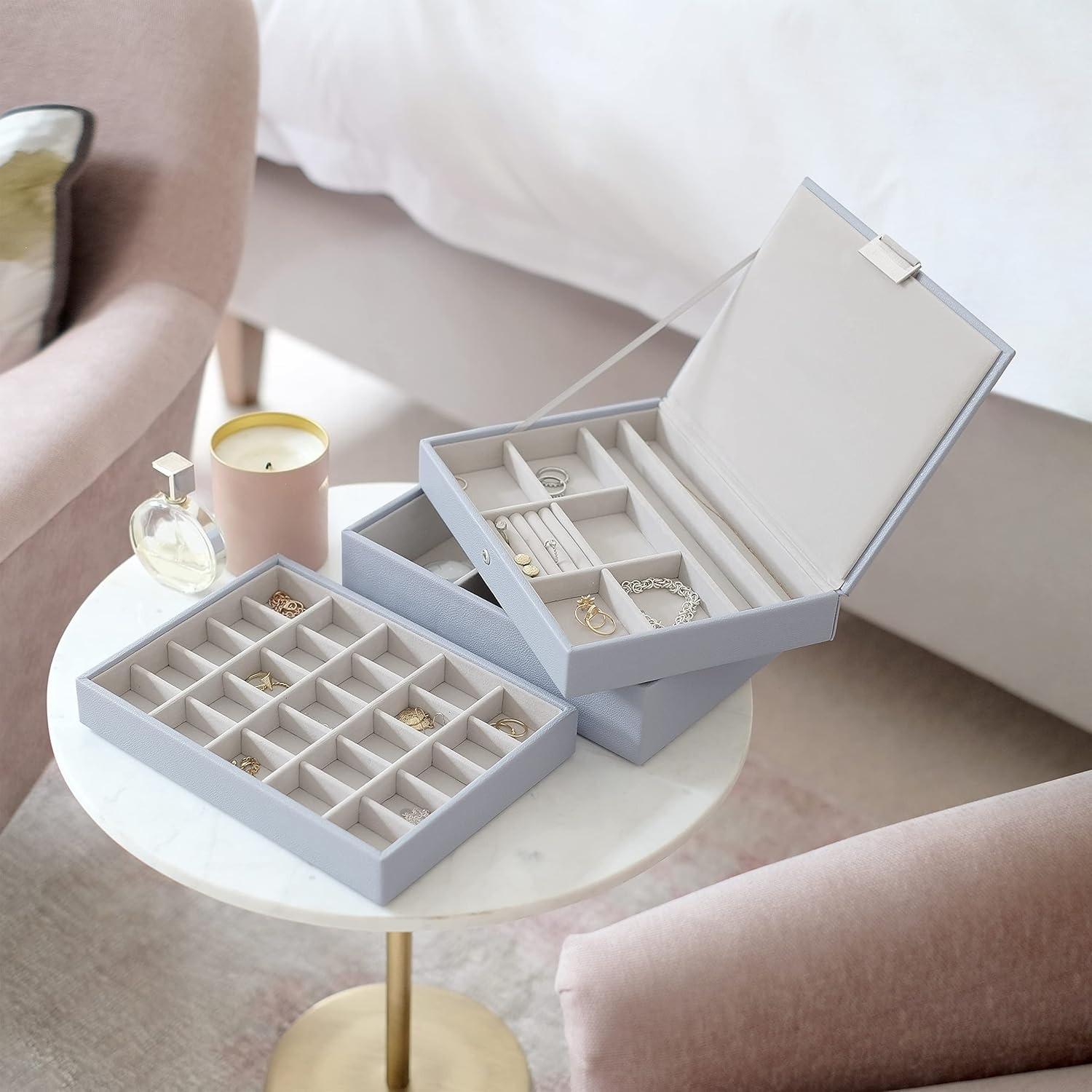 Classic Medium Jewelry Box, Portable Travel Jewelry Organizer Case with Removable Compartments, Jewellery Storage Box for Rings Earrings Necklaces Bracelets, Ideal Gift for Women Girls Home Dresser Decor